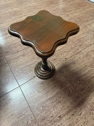 Tavolino in legno massello intagliato