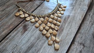 Collana vintage etnica con pendenti a conchiglia