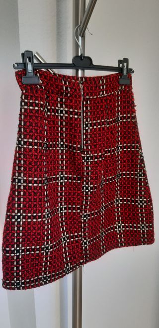 Falda de tejido tweed. Nueva sin estrenar. De cint