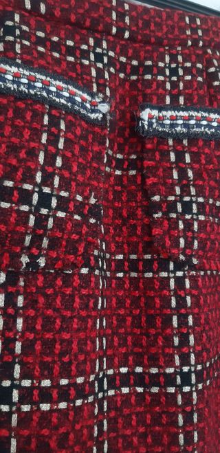 Falda de tejido tweed. Nueva sin estrenar. De cint