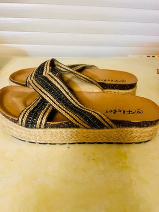 Sandalias Flyfoz Beige y Negro Talla 38