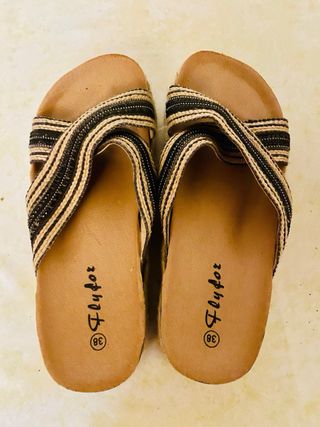 Sandalias Flyfoz Beige y Negro Talla 38