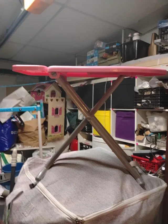 Tabla de planchar de juguete rosa