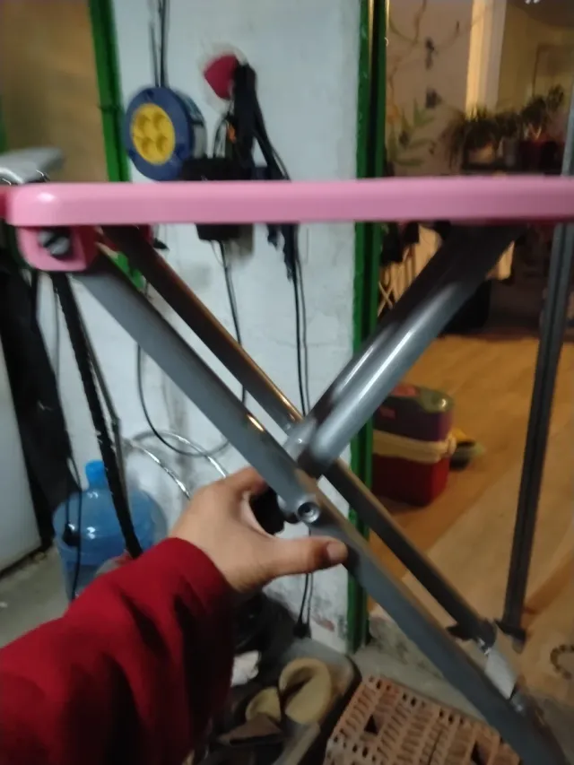 Tabla de planchar de juguete rosa