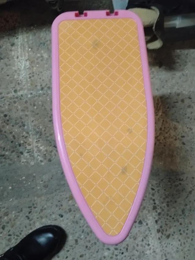 Tabla de planchar de juguete rosa