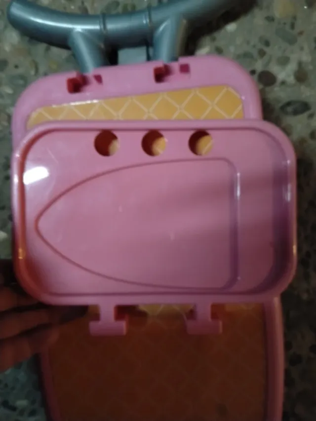 Tabla de planchar de juguete rosa