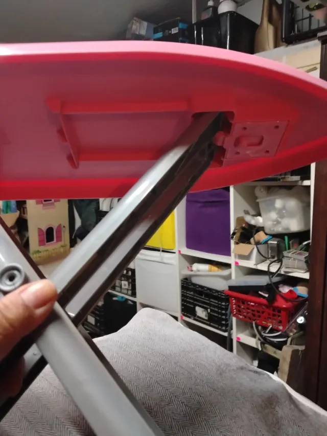 Tabla de planchar de juguete rosa