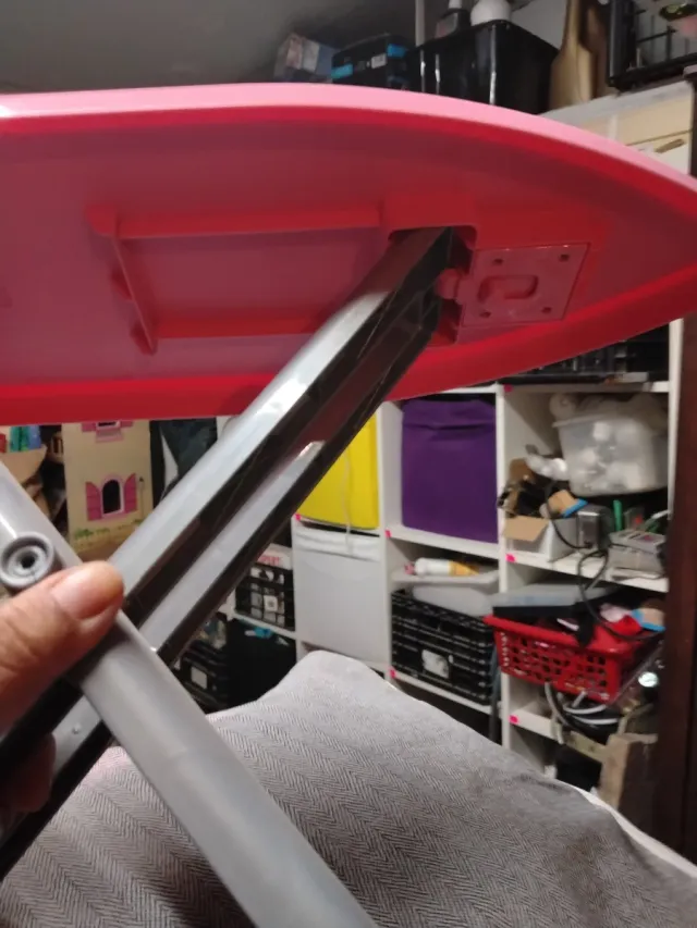 Tabla de planchar de juguete rosa