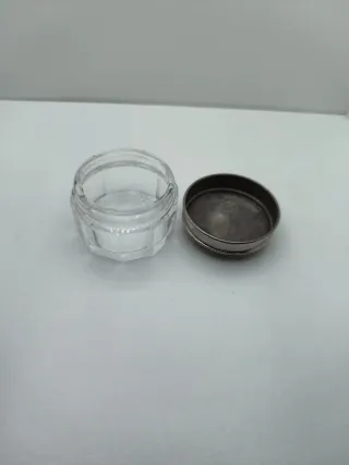 Tarro de cristal antiguo con tapa metálica