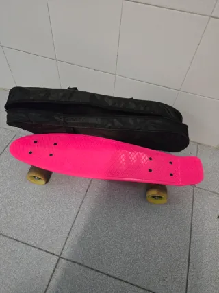 Monopatín rosa con funda