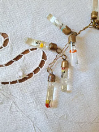 Collana con ampolle e perline