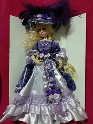 Muñeca de porcelana victoriana morada