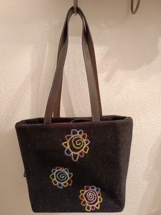 Bolso negro con bordado floral
