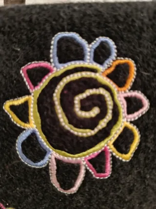 Bolso negro con bordado floral