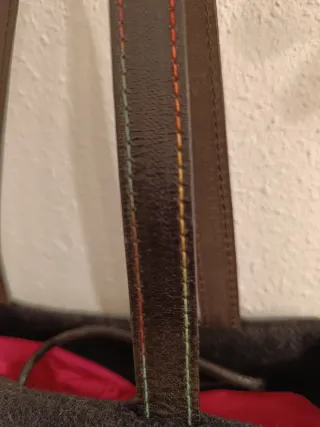 Bolso negro con bordado floral