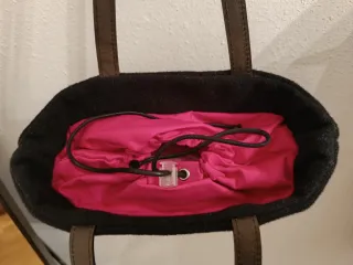 Bolso negro con bordado floral