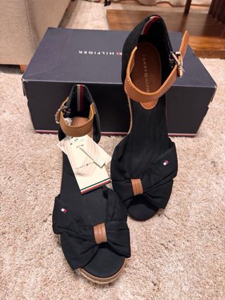 Sandalias Tommy Hilfiger Negras y Marrones