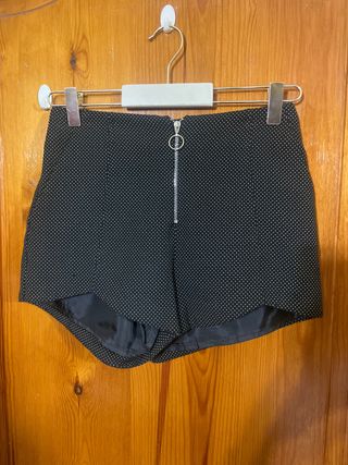Pantalón corto negro con lunares