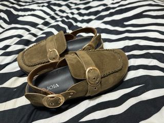 Mocasines Marrones con Hebilla Dorada