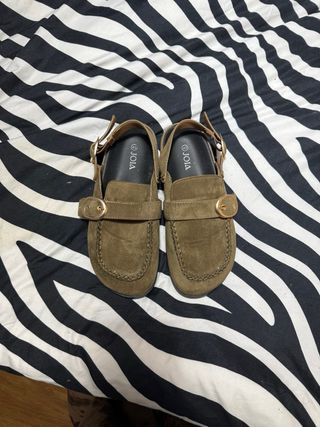 Mocasines Marrones con Hebilla Dorada