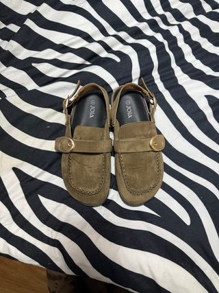 Mocasines Marrones con Hebilla Dorada