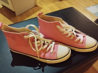 Zapatillas tipo Converse rosas y blancas