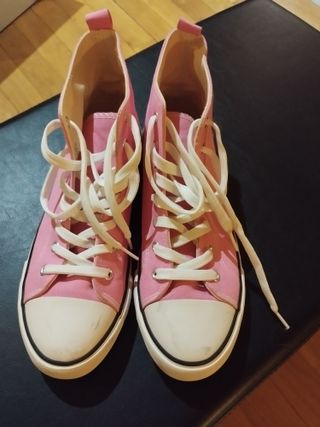 Zapatillas tipo Converse rosas y blancas