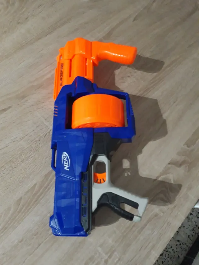 Pistola Nerf SurgeFire Naranja y Azul