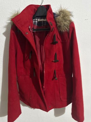 Abrigo rojo con capucha y pelo