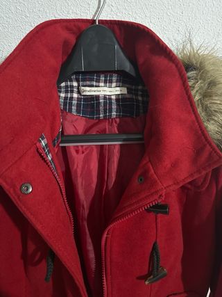 Abrigo rojo con capucha y pelo