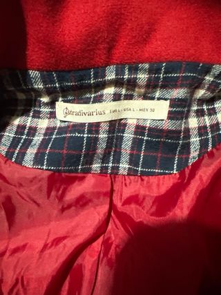 Abrigo rojo con capucha y pelo