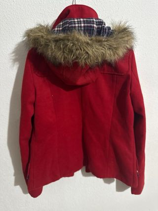 Abrigo rojo con capucha y pelo