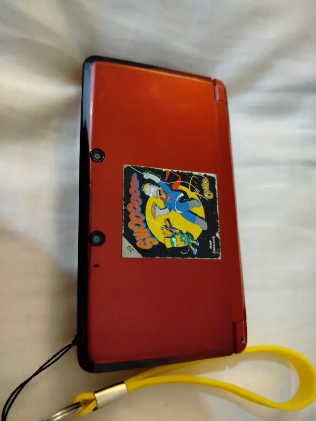 Nintendo 3DS rossa con custodia