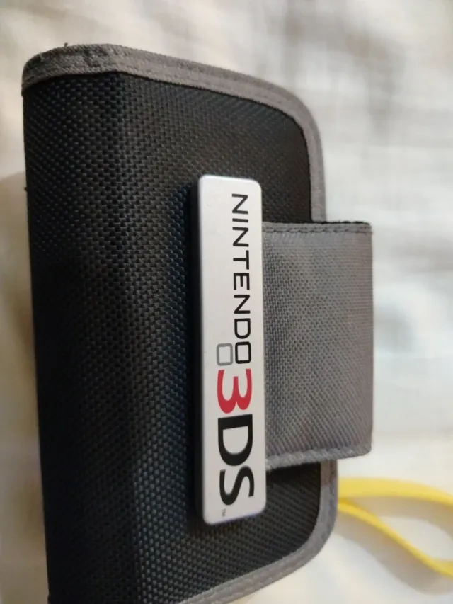 Nintendo 3DS rossa con custodia