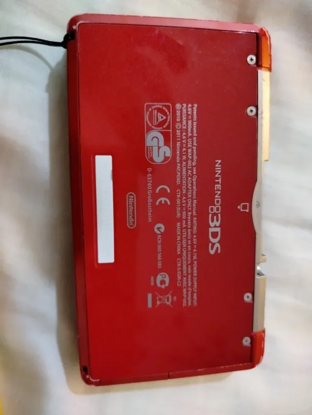 Nintendo 3DS rossa con custodia
