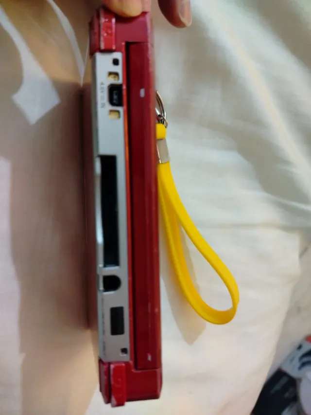 Nintendo 3DS rossa con custodia