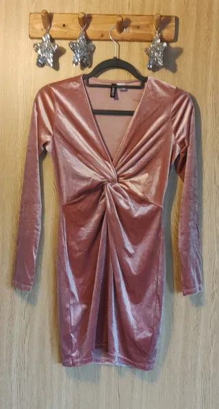 Vestido rosa de terciopelo con nudo