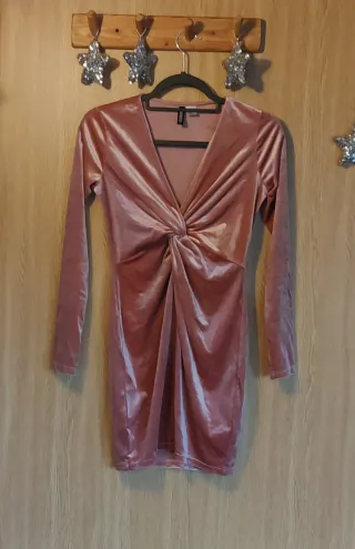 Vestido rosa de terciopelo con nudo