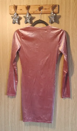 Vestido rosa de terciopelo con nudo