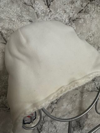 Gorro de lana blanco con pompón