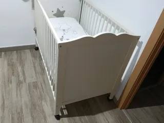 Cuna bebé con colchón, como nueva