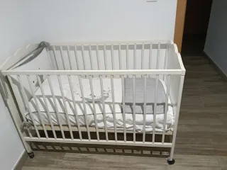 Cuna bebé con colchón, como nueva
