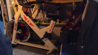 Banco de ejercicio junto con bicicleta estática