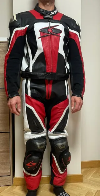 Traje de moto cuero rojo y negro spike