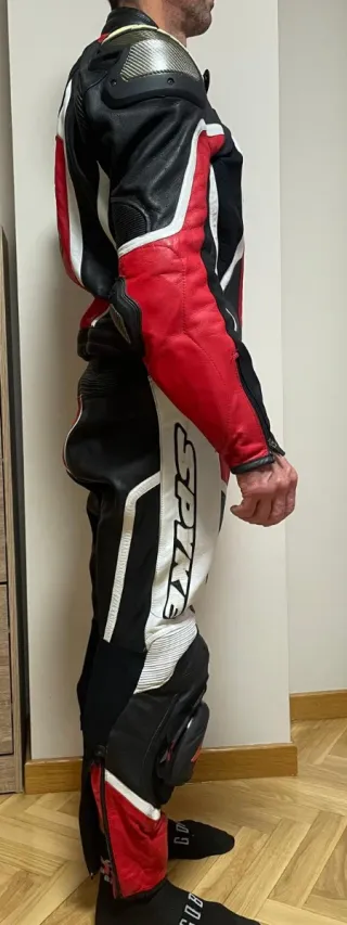 Traje de moto cuero rojo y negro spike