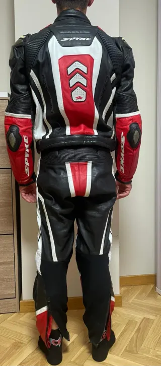 Traje de moto cuero rojo y negro spike