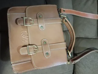 Bolso de cuero marrón con detalles dorados