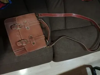 Bolso de cuero marrón con detalles dorados