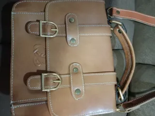 Bolso de cuero marrón con detalles dorados