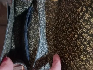 Bolso de cuero marrón con detalles dorados